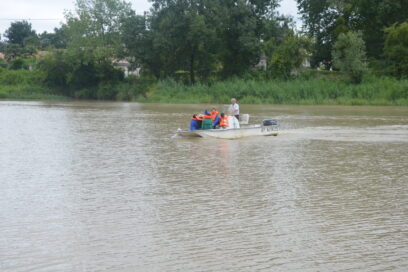 Un bateau qui amène un groupe sur l'ile d'Arcin - Agrandir l'image, fenêtre modale